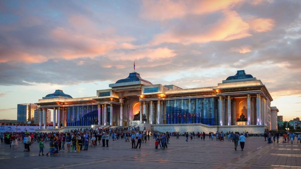 울란바토르 시티 투어의 주요 명소인 수흐바타르 광장